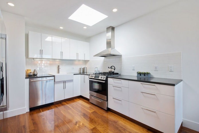 Cocina blanca con fachada brillante