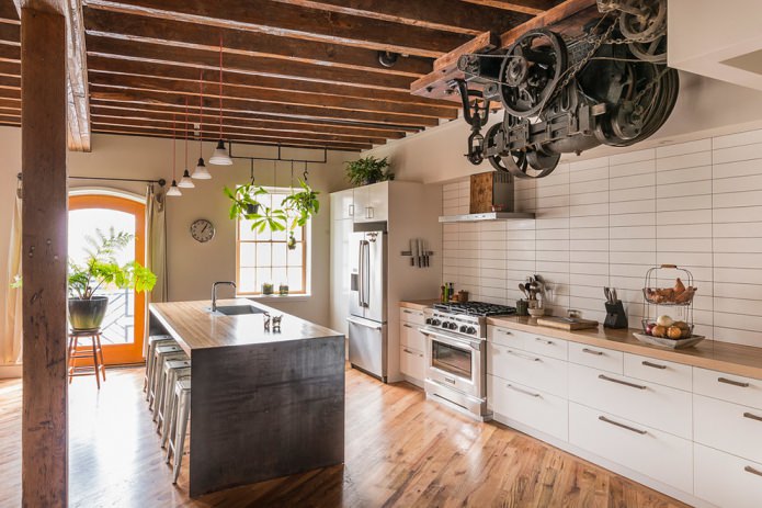 cocina blanca estilo loft con prácticos azulejos tipo ladrillo