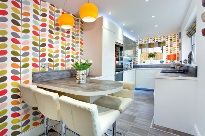 papel pintado en una cocina blanca