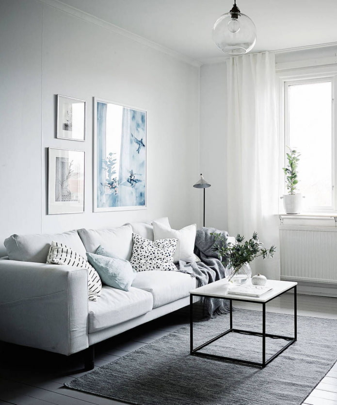 sala de estar con un sofá blanco