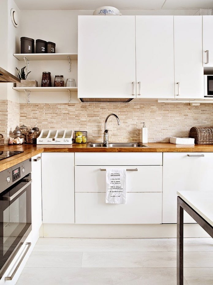encimera de madera en una cocina blanca