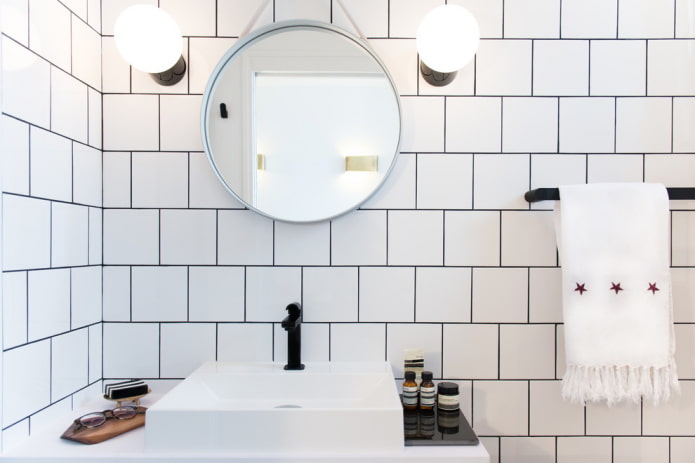 Azulejos blancos con lechada en el interior del baño