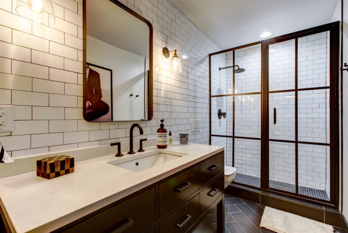 Azulejos de ladrillo blanco en el interior del baño