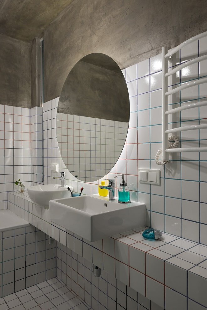 azulejos blancos con lechada en el interior del baño