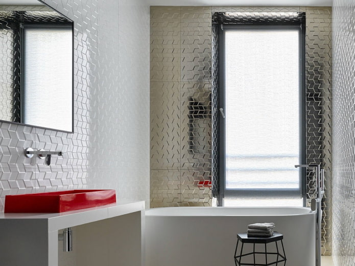Azulejos blancos y plateados en el Interior del baño