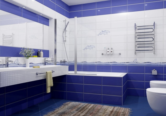 azulejos blancos y azules en el interior del baño