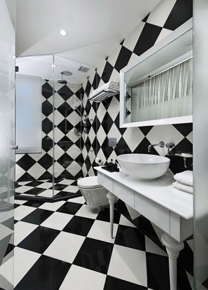 acabado de azulejos en blanco y negro en el baño