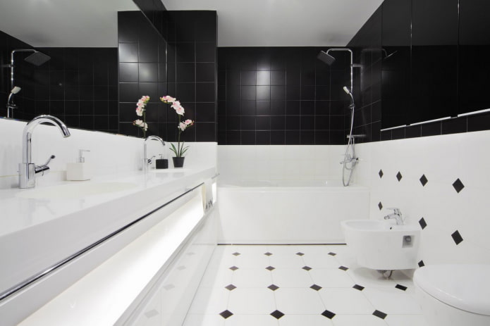 acabado de azulejos en blanco y negro en el baño