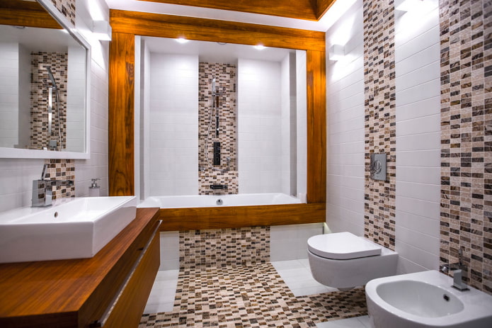 azulejos blancos y marrones en el baño