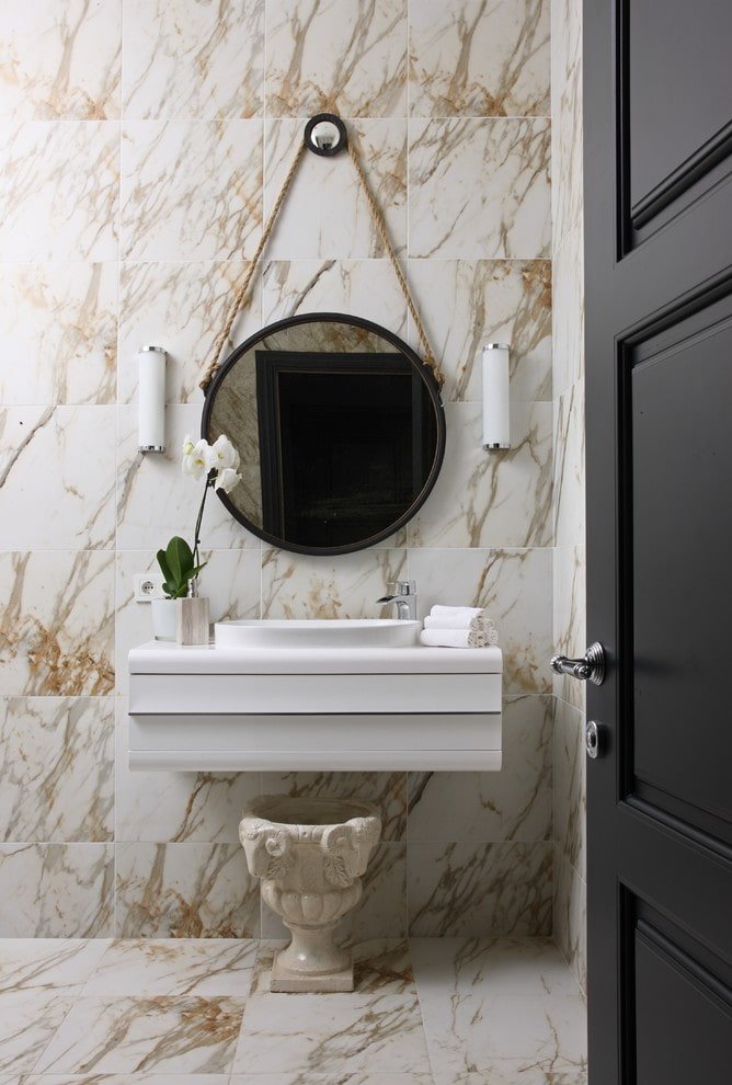 azulejos de mármol blanco en el interior del baño