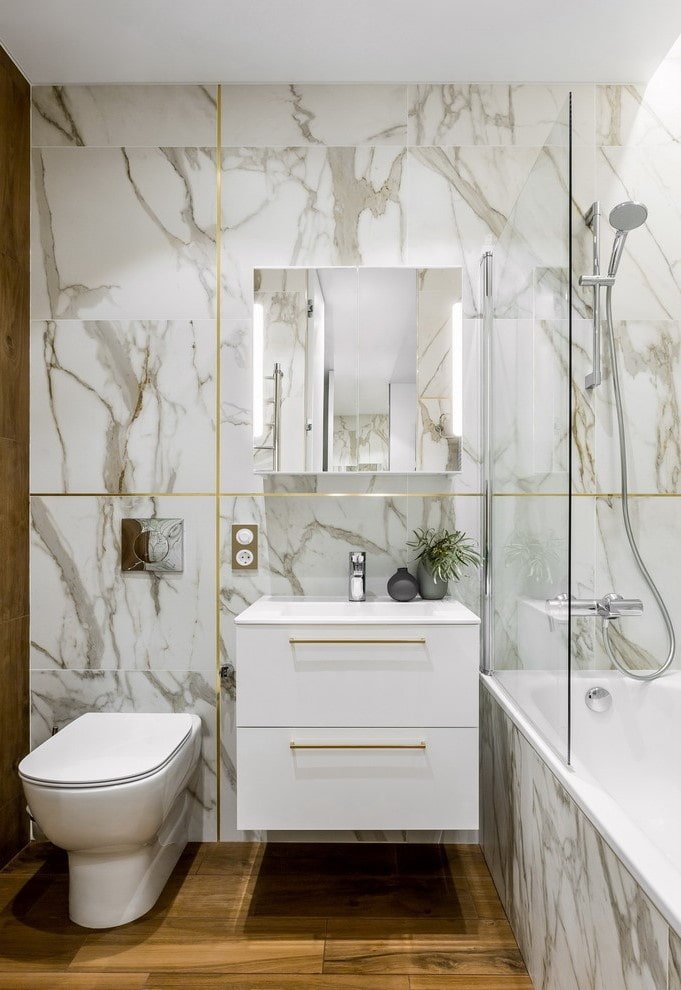 azulejos de mármol blanco en el interior del baño