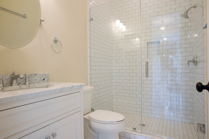 azulejos blancos en la ducha del baño