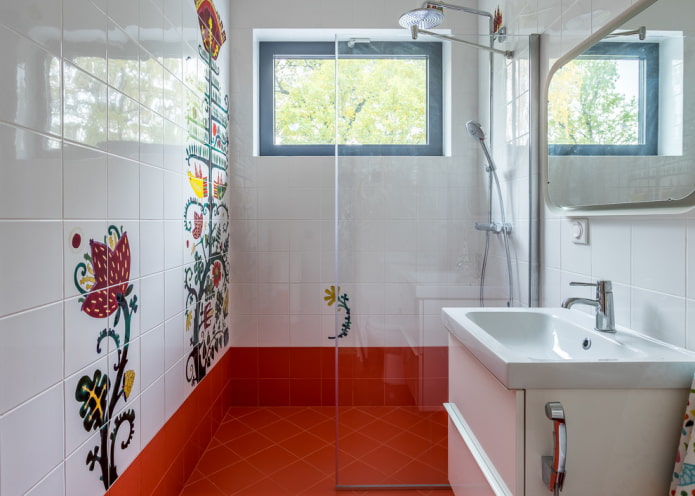 azulejos blancos con estampados en el interior del baño