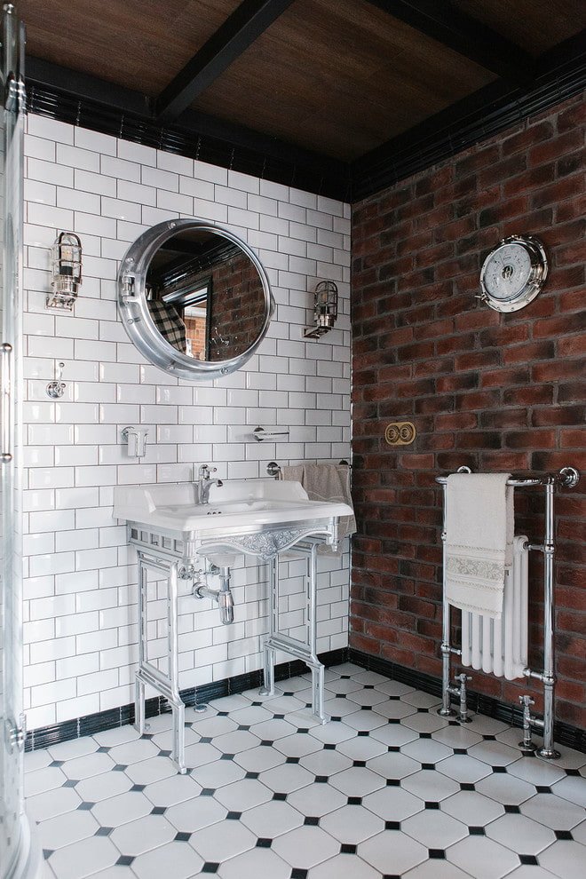 azulejos blancos con ladrillo en el interior del baño