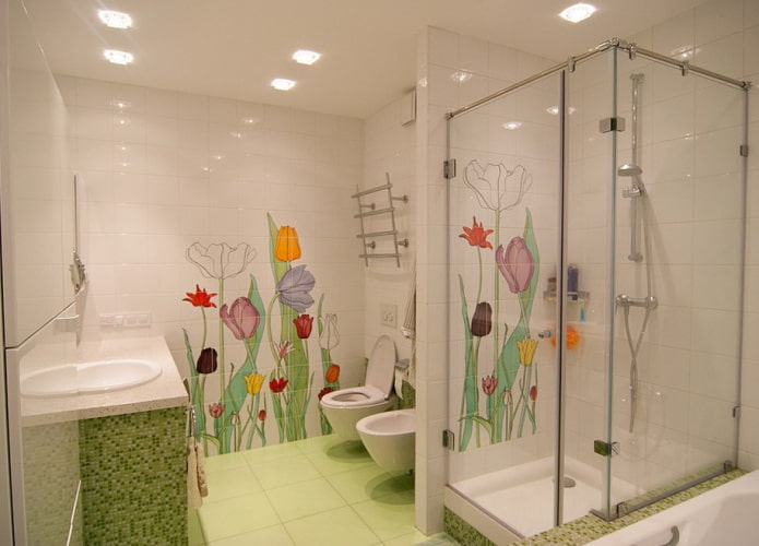 azulejos blancos con estampados en el interior del baño