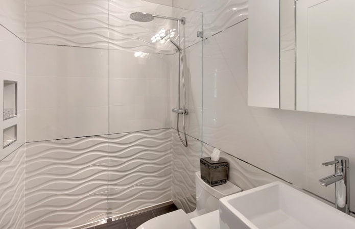 azulejos blancos en relieve en el interior del baño