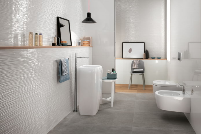 azulejos blancos en relieve en el interior del baño