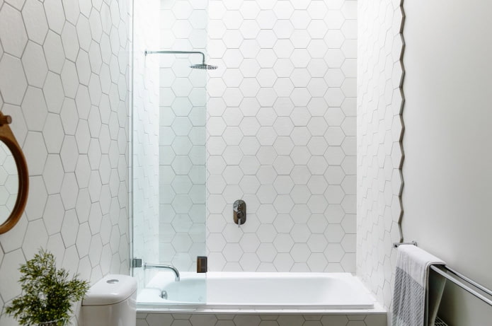 Azulejos blancos de nido de abeja en el interior del baño