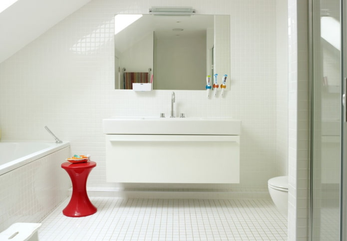 Mosaicos blancos en el interior del baño