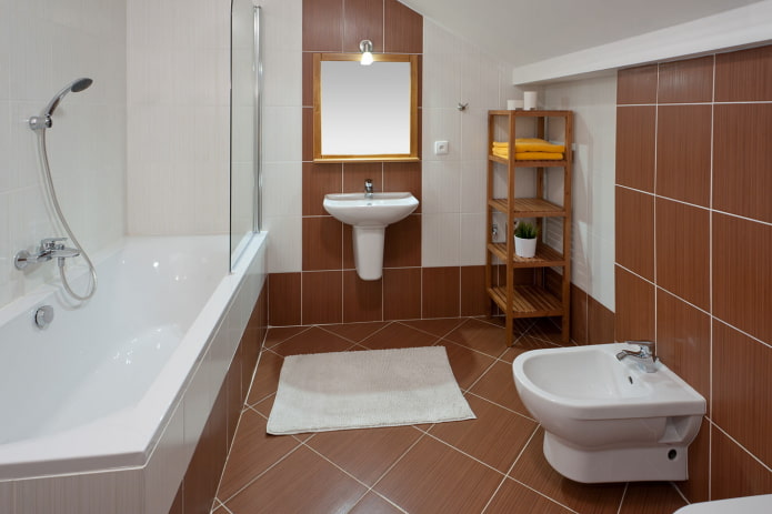 azulejos blancos y marrones en el baño