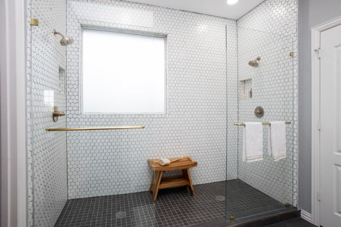 Azulejos blancos mate en el interior del baño