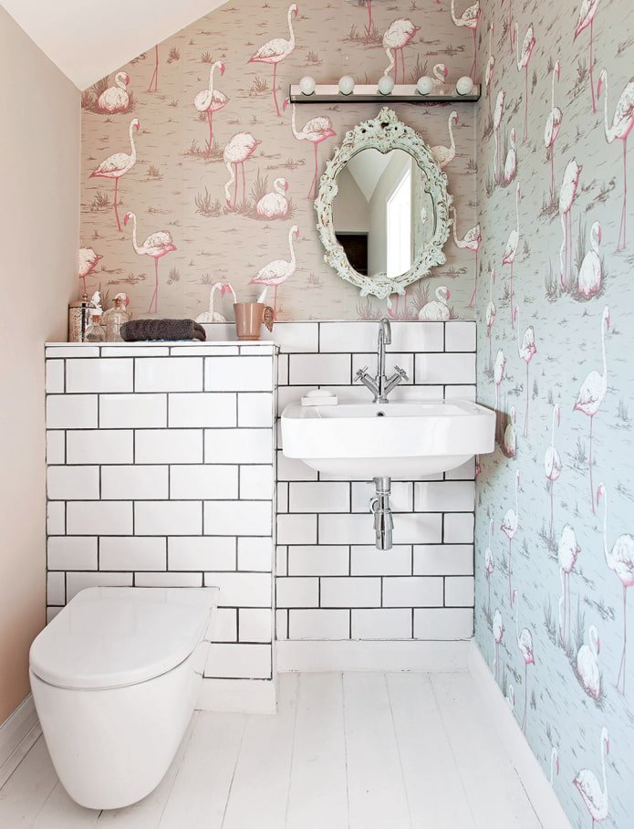 azulejos blancos con papel pintado en el interior del baño