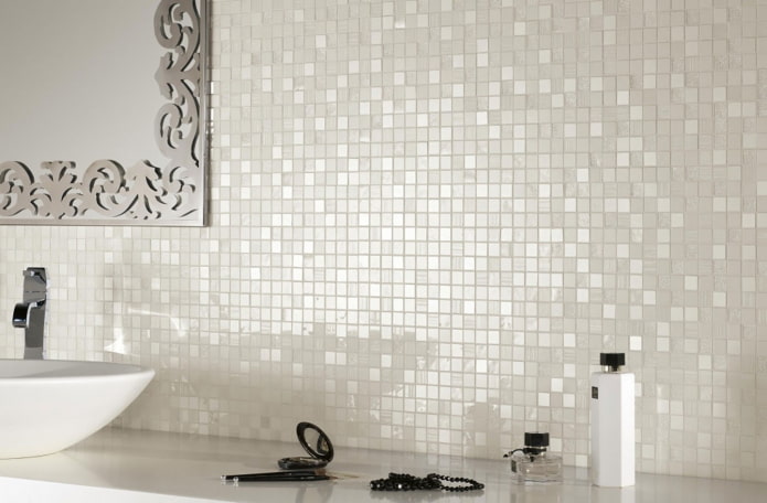 Azulejos blancos y nácar en El baño