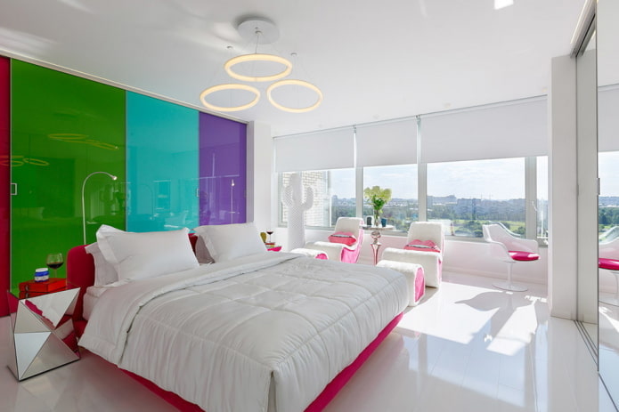 dormitorio blanco con detalles brillantes