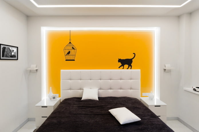 dormitorio blanco con detalles brillantes