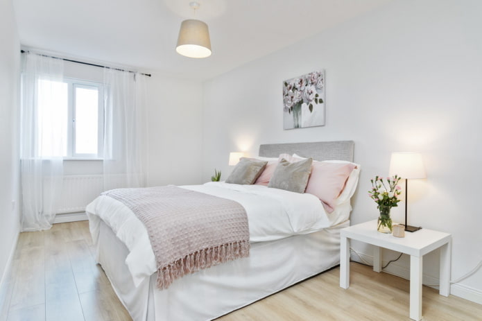Iluminación en el interior del dormitorio en tonos blancos