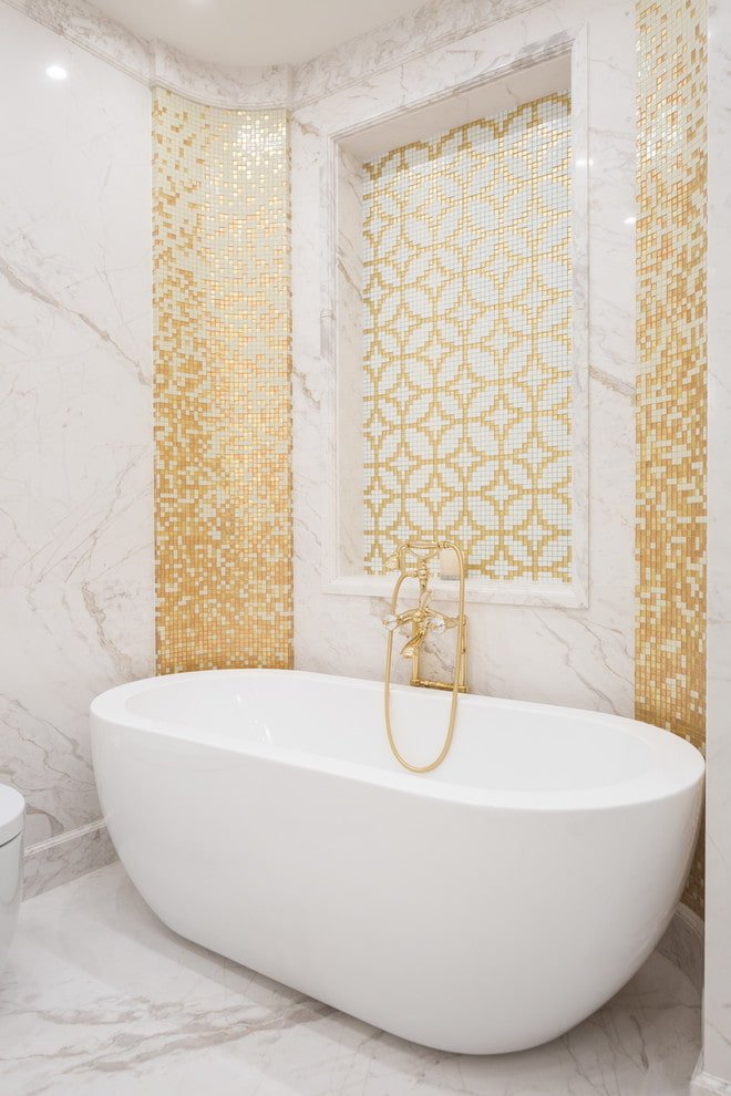 interior de baño en tonos blancos y dorados