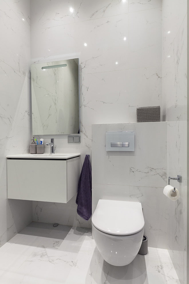 diseño interior de baño en tonos blancos