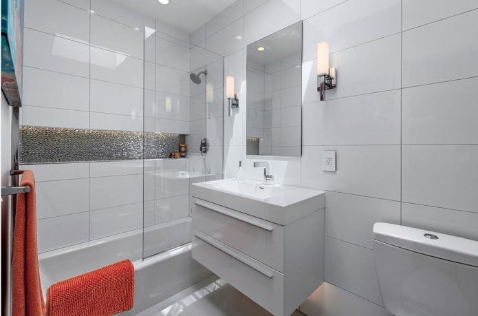 Diseño de interiores de baño en tonos blancos