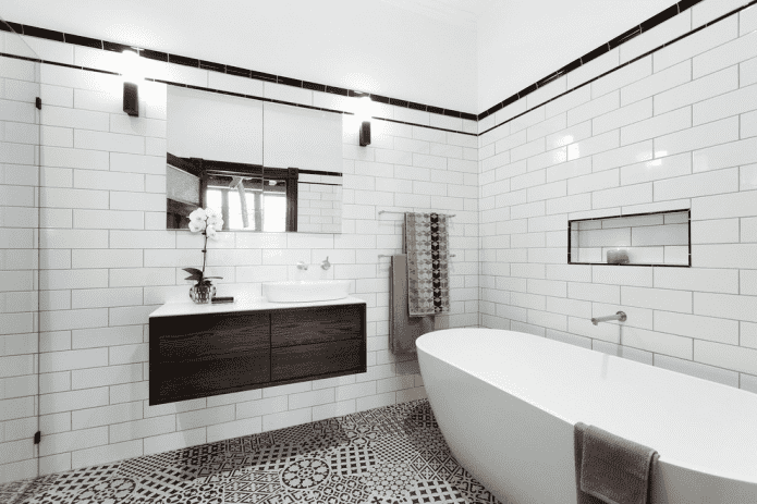 Diseño de interiores de baño en tonos blancos