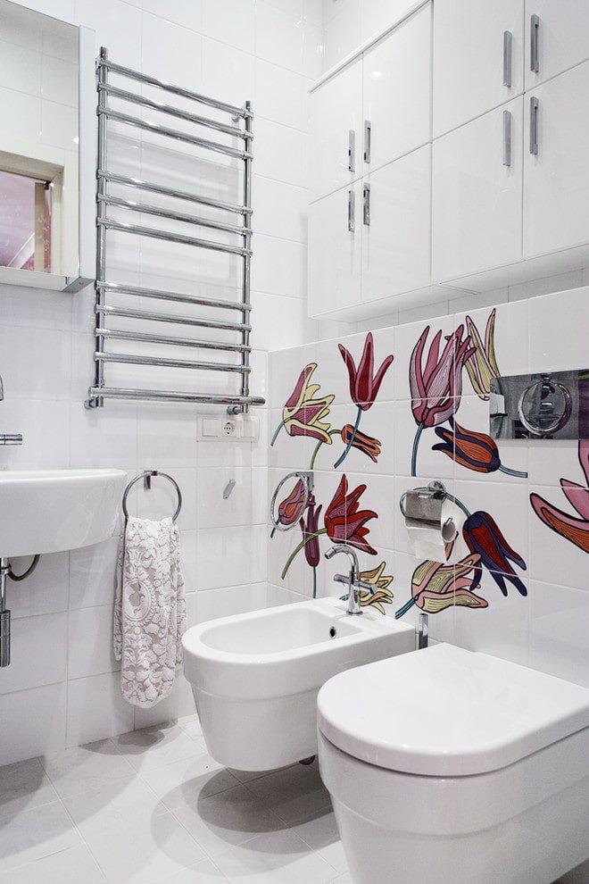 diseño interior de baño en tonos blancos
