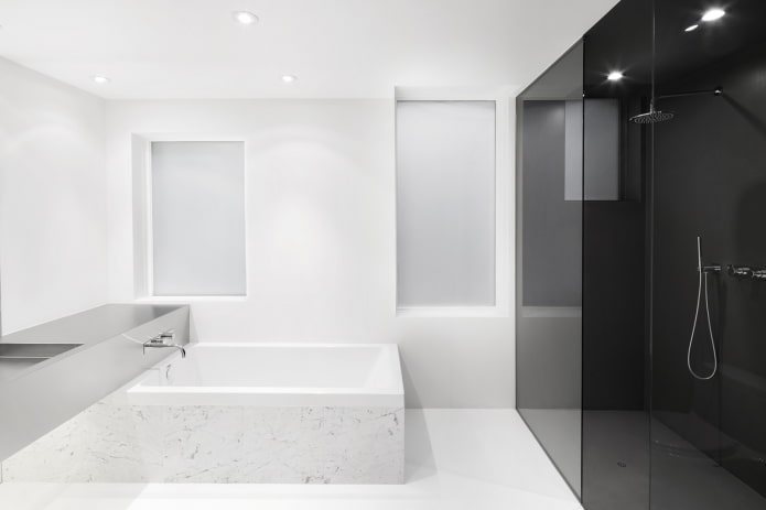 baño de estilo minimalista en tonos blancos