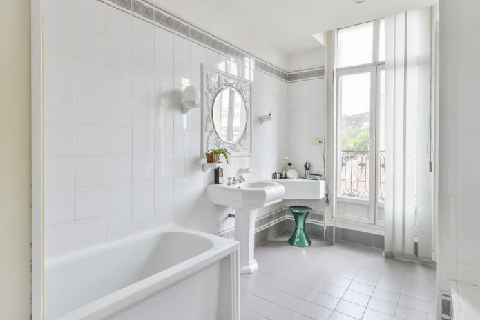 Acabado en el interior del baño en tonos blancos