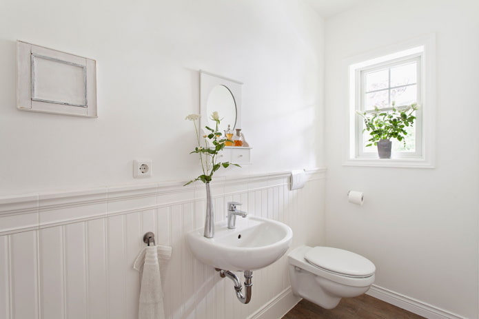 diseño interior de baño en tonos blancos