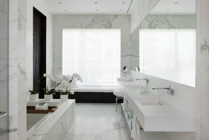 Diseño de interiores de baño en tonos blancos