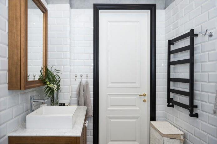 acabado en el interior del baño en tonos blancos