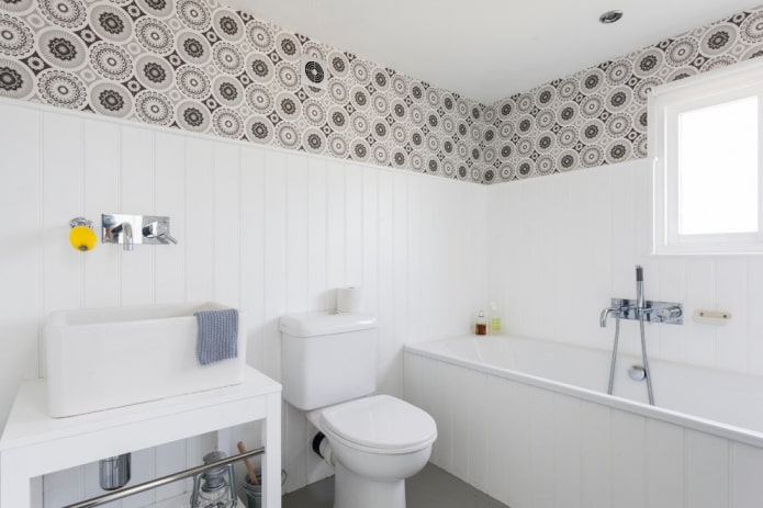 Acabado en el interior del baño en tonos blancos