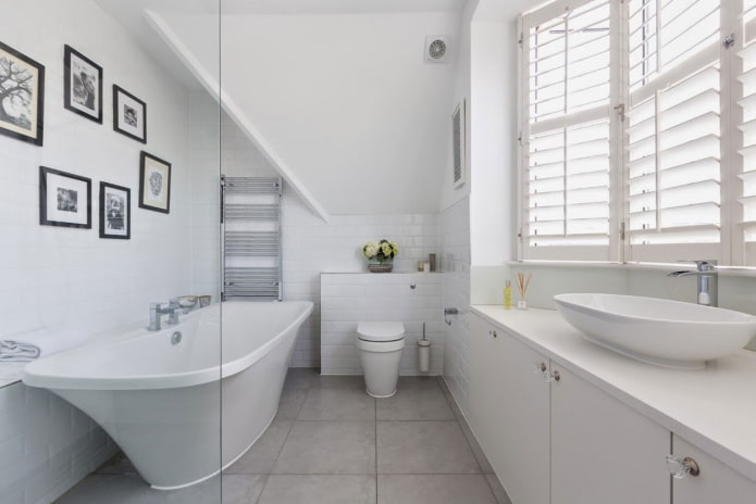 Acabado en el interior del baño en tonos blancos