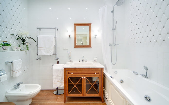 baño de estilo clásico en tonos blancos