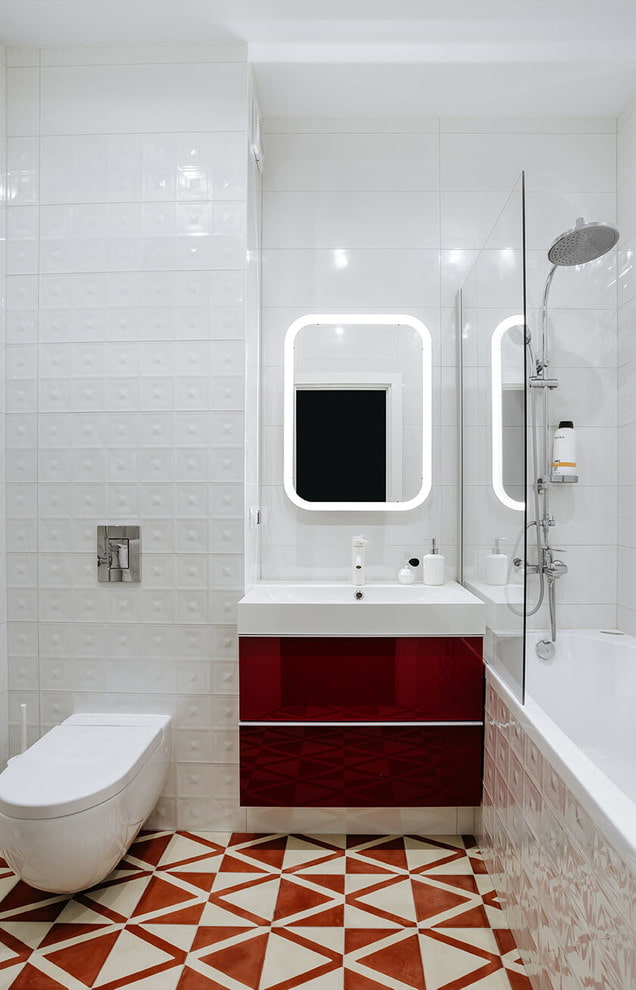 interior de baño en tonos rojos y blancos