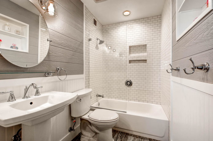 Interior de baño en tonos blancos y grises