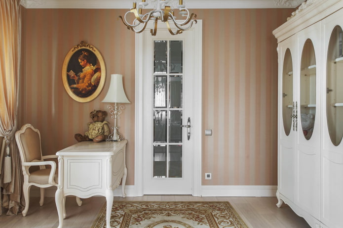 Puertas blancas con insertos de vidrio en el interior