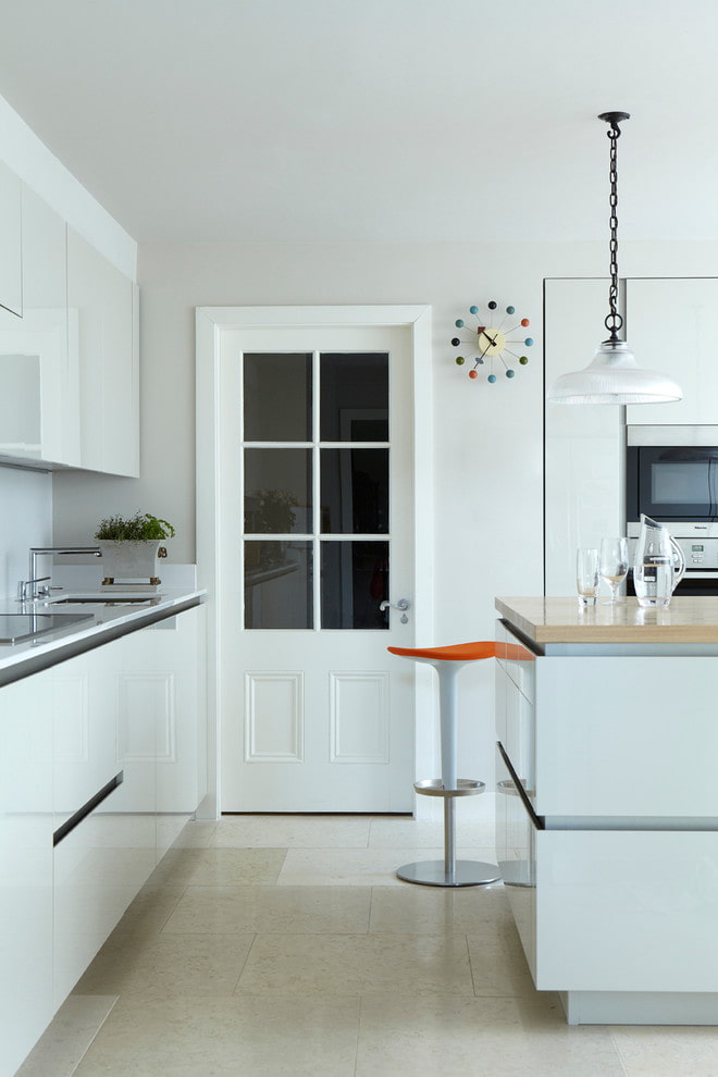 Puertas blancas con insertos de vidrio en el interior