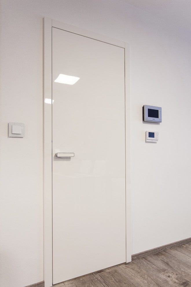 puertas blancas de plástico en el interior