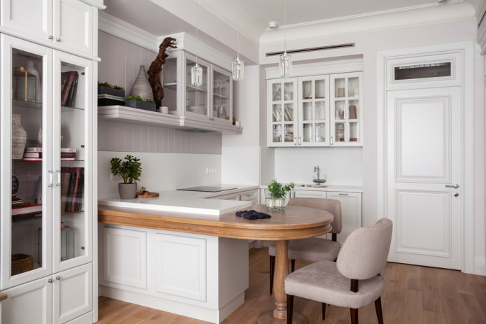 Puertas blancas en el interior de la cocina