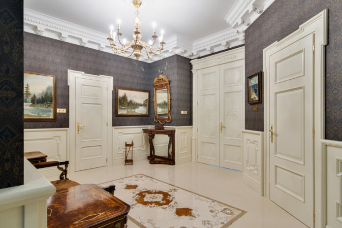 puertas blancas en el interior de estilo clásico